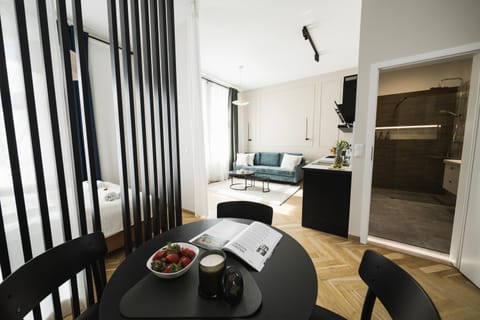 Coffee/tea facilities, View (from property/room), Living room, Seating area, Dining area, Street view, Quiet street view, heating, internet, soundproof, air conditioner