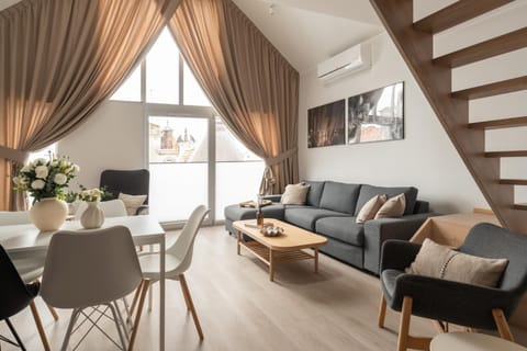 TV and multimedia, Living room, Seating area, Dining area