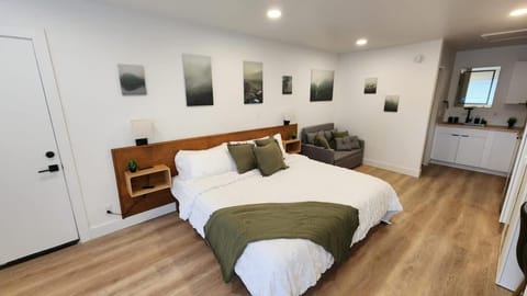 #3 Hygge Hus Hotel - King Suite Connectable House in Andrews