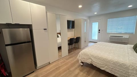 #3 Hygge Hus Hotel - King Suite Connectable House in Andrews