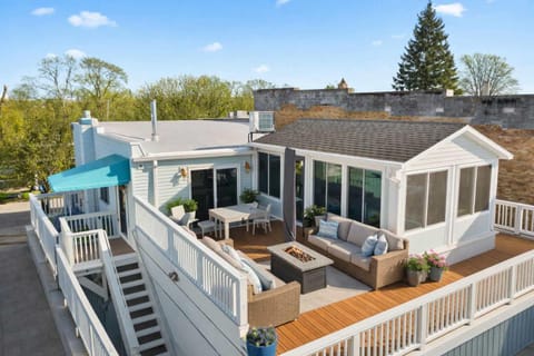 Downtown Bellaire Riverfront Loft w Deck Apartment in Bellaire