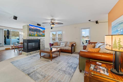 Downtown Bellaire Riverfront Loft w Deck Apartment in Bellaire