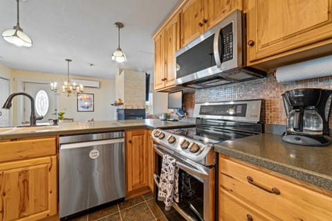 Downtown Bellaire Riverfront Loft w Deck Apartment in Bellaire