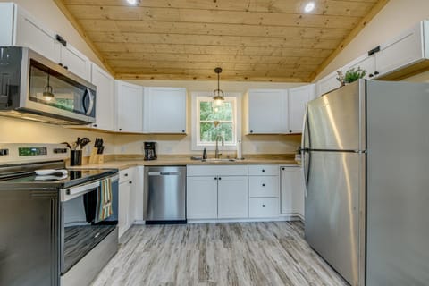 Walk to Main St! Mtn-View Getaway in Waynesville House in Waynesville