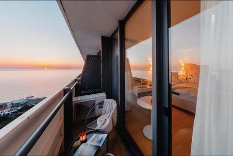 Toilet, Bed, Natural landscape, Bathroom, Living room, Photo of the whole room, Seating area, Bedroom, Sea view, Sunrise, Sunset
