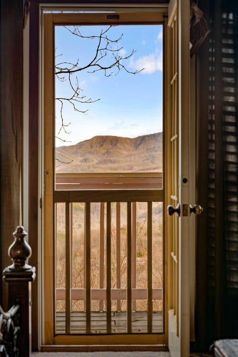 Skyline Ridge - Spectacular Views - Hot Tub - BBQ - Family Friendly House in Chalet Village