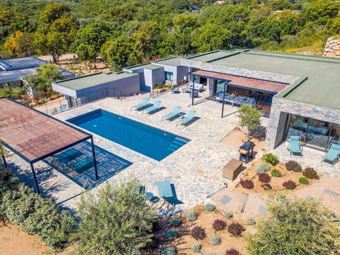 Property building, Swimming pool, sunbed