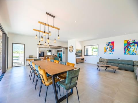 Kitchen or kitchenette, Living room, Dining area