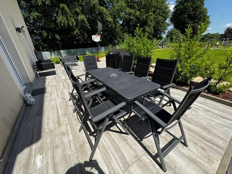 Patio, BBQ facilities