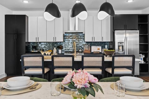 Skyline Views Hot Tub Fire Pit Grill & Parking House in East Nashville