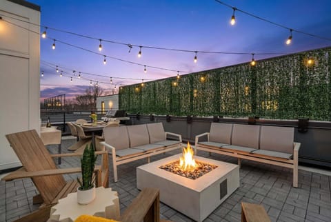 Skyline Views Hot Tub Fire Pit Grill & Parking House in East Nashville