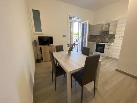 Kitchen or kitchenette, Seating area
