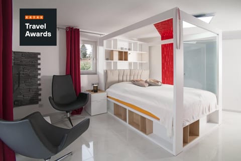 Bed, Living room, Photo of the whole room, Seating area, Bedroom