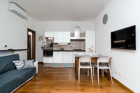 TV and multimedia, Kitchen or kitchenette, Living room, Dining area, oven, stove