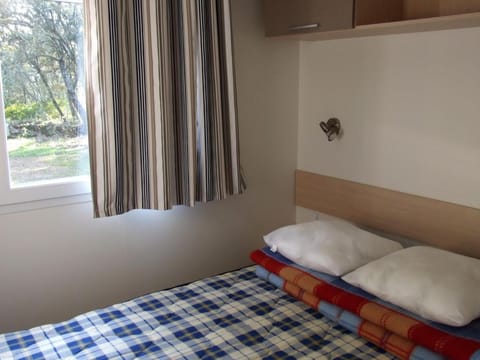 Confortable Mobil Home avec Terrasse, 2 Chambres - API-1-52-1808 Campground/ 
RV Resort in Aubais