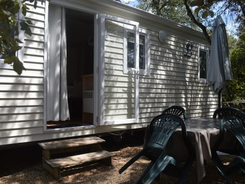 Confortable Mobil Home avec Terrasse, 2 Chambres - API-1-52-1808 Campground/ 
RV Resort in Aubais