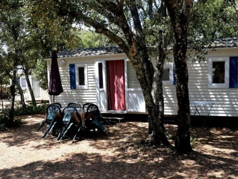 Mobil Home à Junas, 24m², 2 Chambres, Jardin Privé - API-1-52-1828 Campground/ 
RV Resort in Aubais