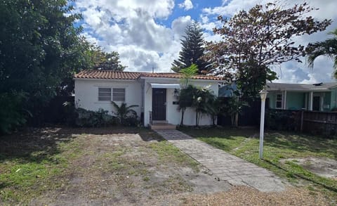 Cozy private 2BR Home with Outdoor space and BBQ grill House in Hollywood