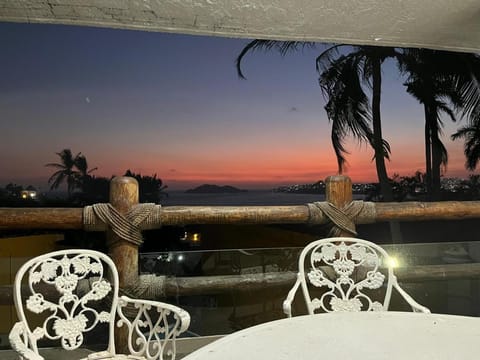 Calm, beautiful, beach house in Acapulco, perfect for long-stays House in Acapulco