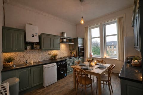 Contractors and Guests Grand 3 Bedroom Central Free Parking Fully equipped Apartment in Glasgow