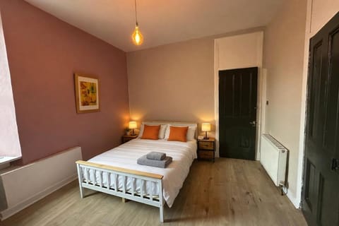 Contractors and Guests Grand 3 Bedroom Central Free Parking Fully equipped Apartment in Glasgow