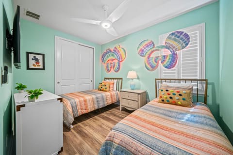 Epic Playhouse Getaway - Castle & Superhero Bunks Theater Private Pool No Rear Neighbors House in Reunion