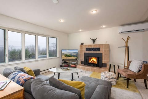 Hilltop Haven - Scenic Getaway Near Top Wineries House in Kenwood