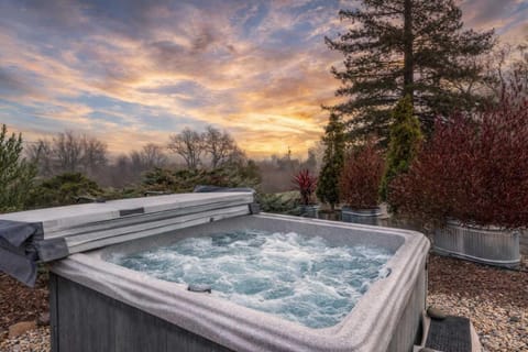 Hilltop Haven - Scenic Getaway Near Top Wineries House in Kenwood