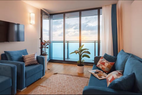 Property building, Restaurant/places to eat, Bed, Natural landscape, TV and multimedia, Living room, Photo of the whole room, Seating area, Bedroom, Sea view, Swimming pool, Breakfast