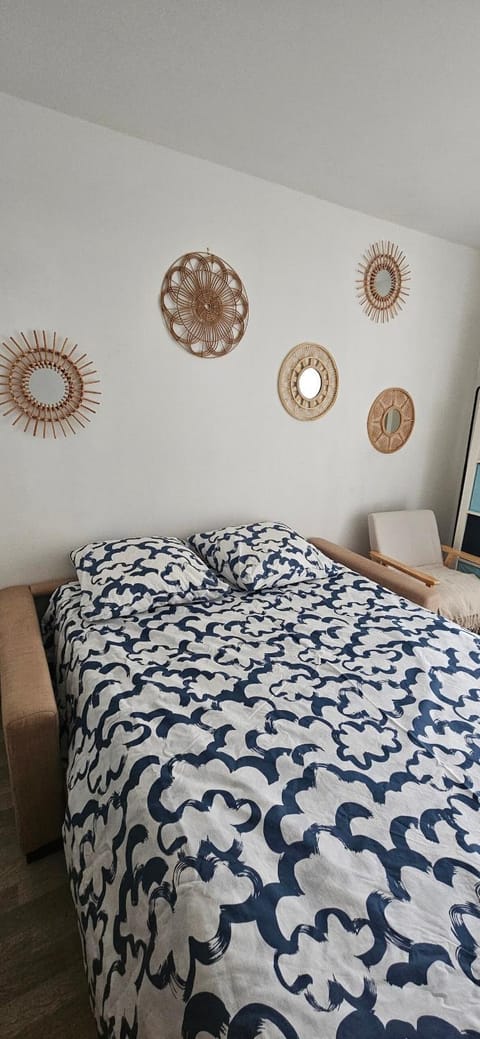 Photo of the whole room, Bedroom