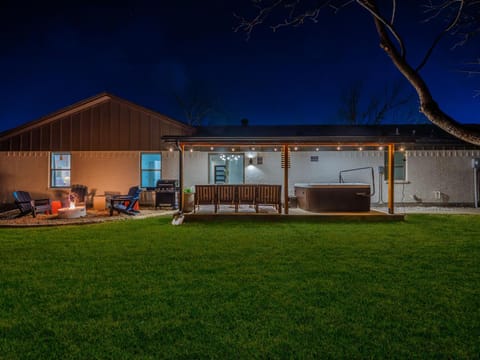 Amelia's Corner Game Room Fire Pit Hot Tub House in Keller