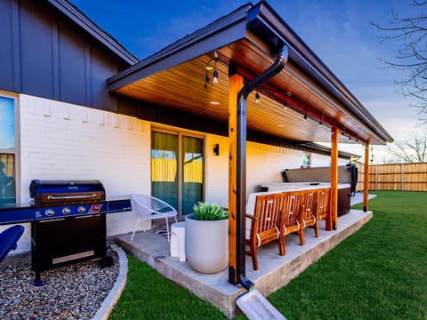 Amelia's Corner Game Room Fire Pit Hot Tub House in Keller