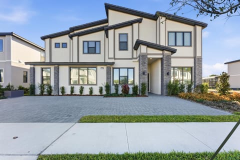 Paradiso’s Luxurious New Home w 15 Ensuites House in Orlando