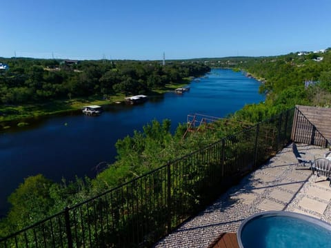 Friends & Family Favorite! Views House in Lake Travis