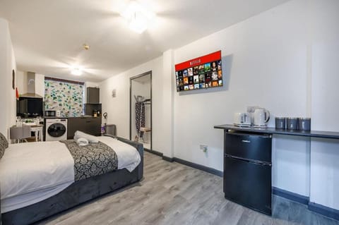 Bed, TV and multimedia, Coffee/tea facilities, Kitchen or kitchenette, Photo of the whole room, Bedroom, minibar, oven