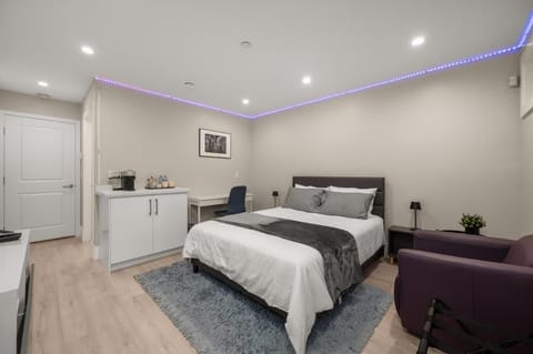 Modern 1 Bed Suite Easy Transit to Downtown and YVR Inn in Vancouver