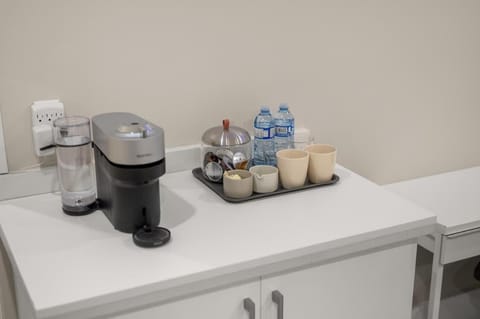 Modern 1 Bed Suite Easy Transit to Downtown and YVR Inn in Vancouver