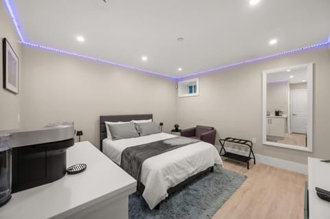 Modern 1 Bed Suite Easy Transit to Downtown and YVR Inn in Vancouver