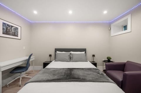 Modern 1 Bed Suite Easy Transit to Downtown and YVR Inn in Vancouver