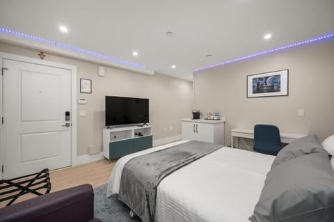 Modern 1 Bed Suite Easy Transit to Downtown and YVR Inn in Vancouver