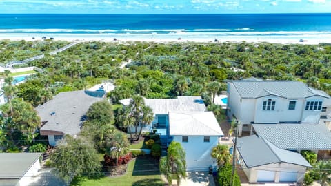Beachfront Oasis! On the BeachBikesGrill House in New Smyrna Beach
