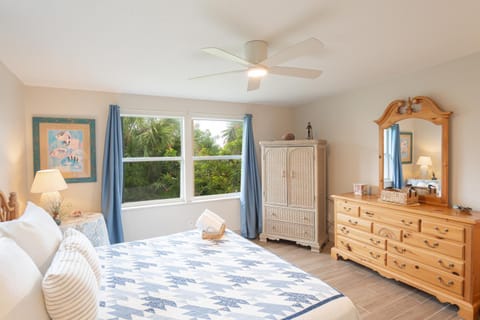 Beachfront Oasis! On the BeachBikesGrill House in New Smyrna Beach