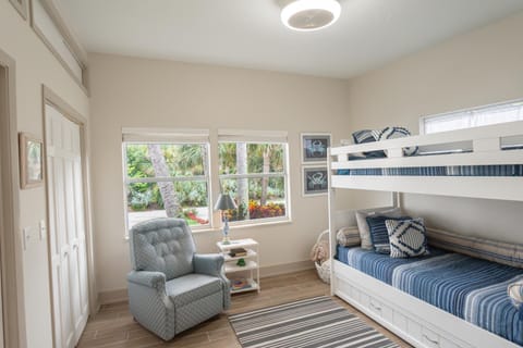 Beachfront Oasis! On the BeachBikesGrill House in New Smyrna Beach