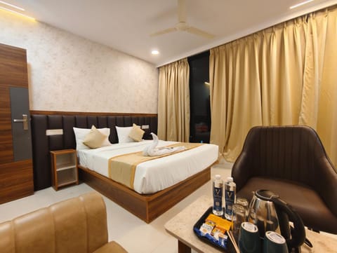 Bed, Food and drinks, Photo of the whole room, Bedroom
