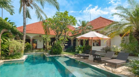 Property building, Patio, Garden, Garden view, Pool view, Swimming pool, Swimming pool, sunbed