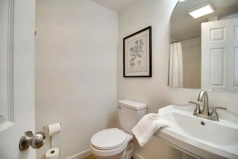 Serene Woodland Studio Retreat with Outdoor Amenities, Near Fishing, Hiking & Gentry, AR House in Arkansas