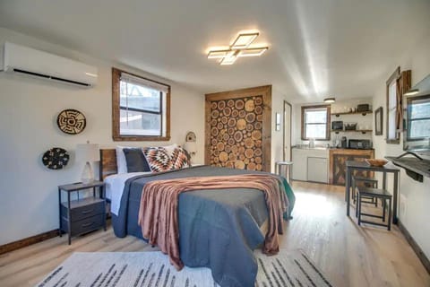 Serene Woodland Studio Retreat with Outdoor Amenities, Near Fishing, Hiking & Gentry, AR House in Arkansas