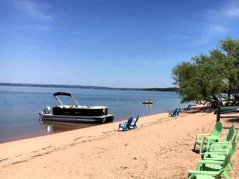 Unwind at Lake Buchanan: Charming Cabin, Panoramic Views, Outdoor Activities & Vineyards in Texas Cabin in Lake Buchanan