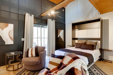 Peaceful Woodland Cabin with Screened Porch & Arcade Near Siloam Springs City Lake, Gentry, AR Cabin in Arkansas