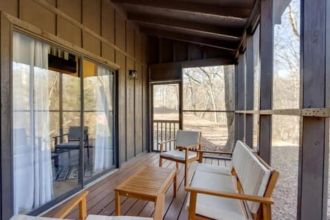Peaceful Woodland Cabin with Screened Porch & Arcade Near Siloam Springs City Lake, Gentry, AR Cabin in Arkansas